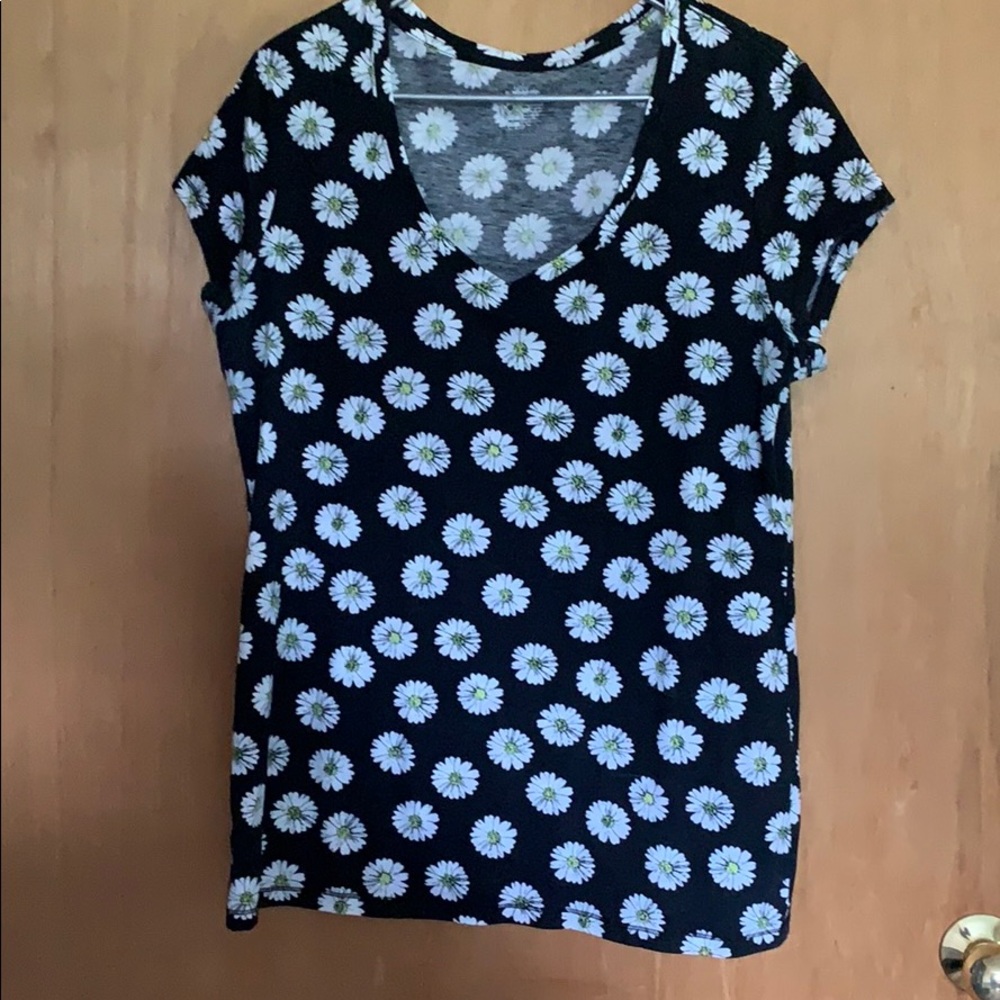 Cute daisy design short sleeve top like new